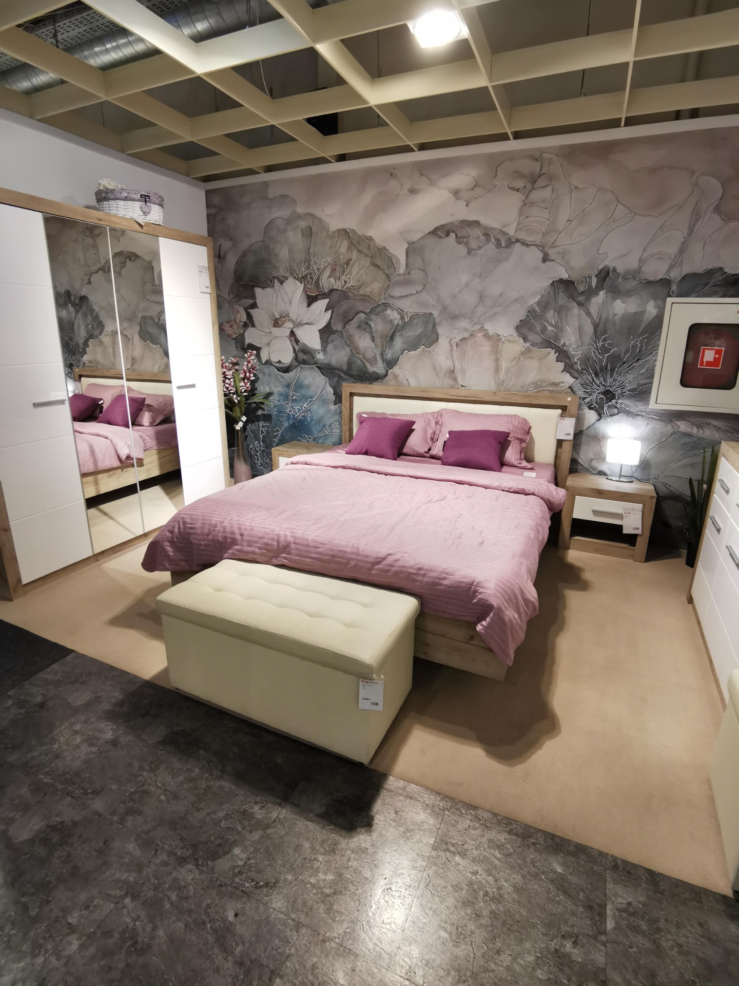 The Pros and Cons of Wallpapering Just One Wall